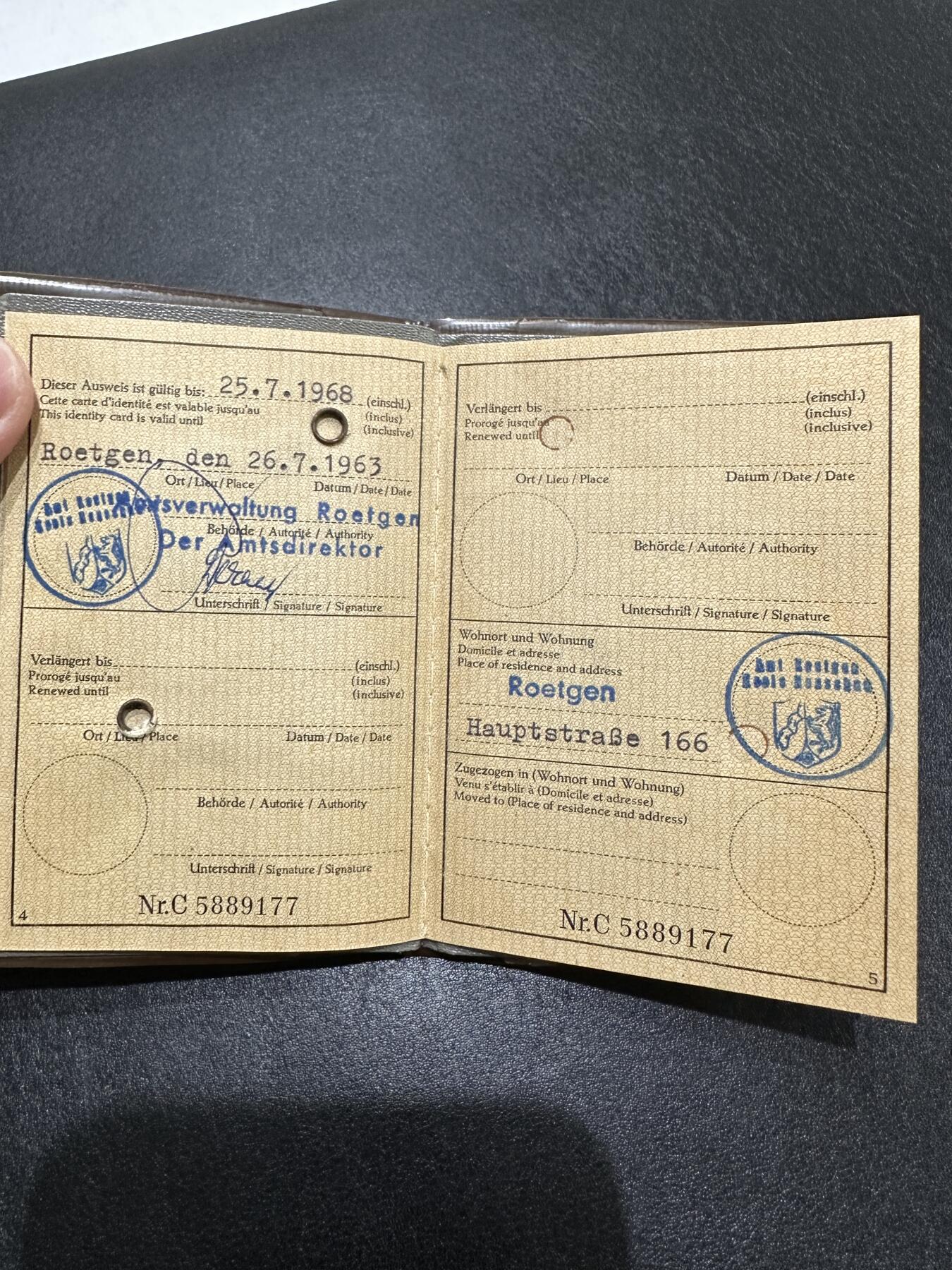 《外钞收藏家》第三百九十期 德国60年代 身份证 品相如图（只做收藏用途）