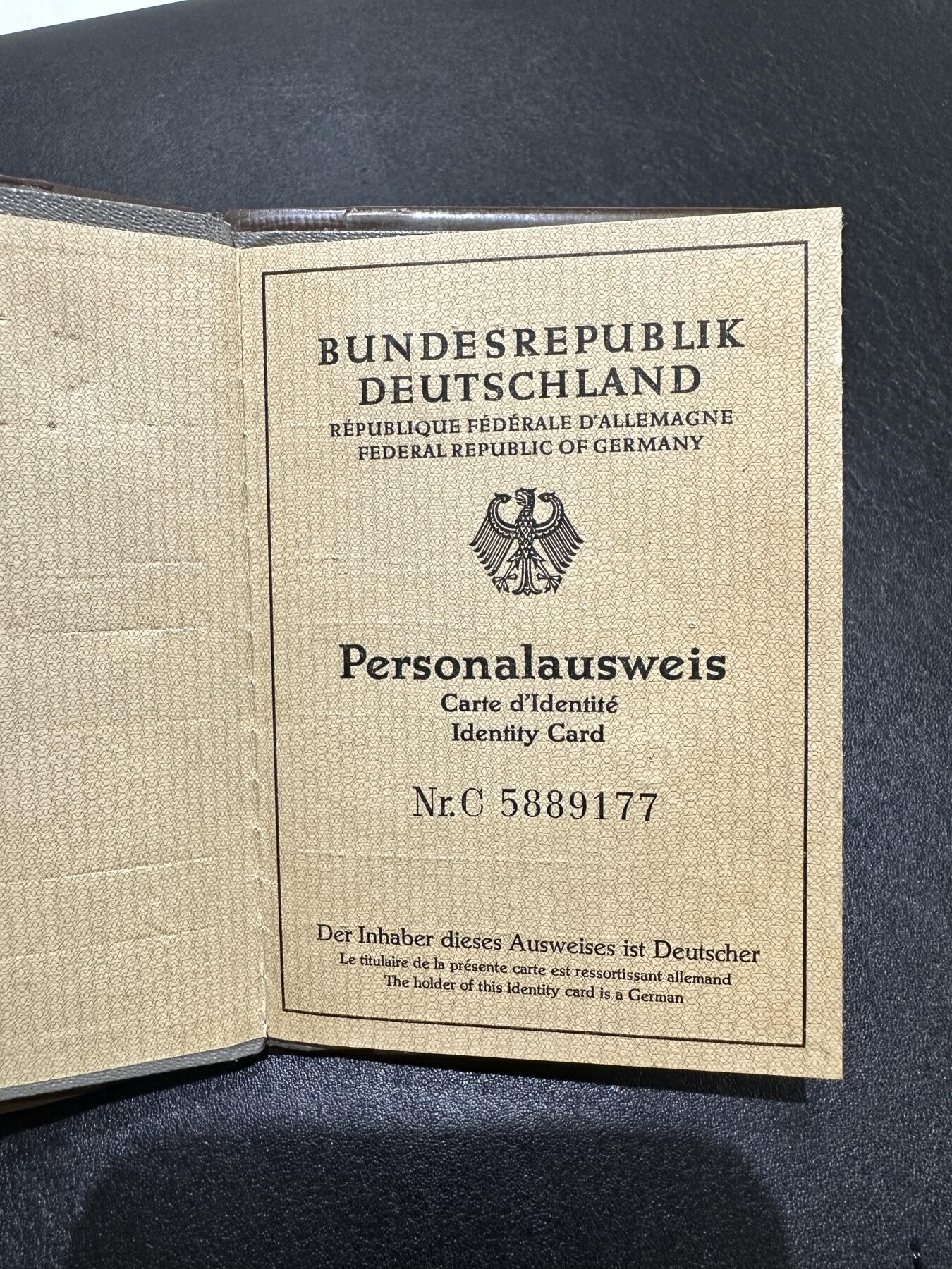 《外钞收藏家》第三百九十期 德国60年代 身份证 品相如图（只做收藏用途）