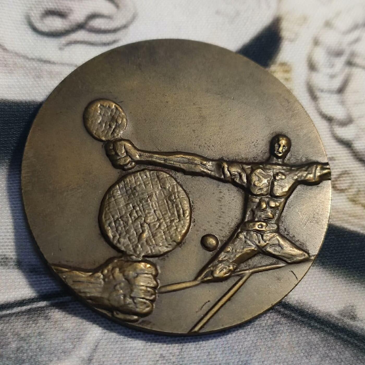 欧洲章牌艺术 周五九点 芬兰乒乓球铜章很抽象