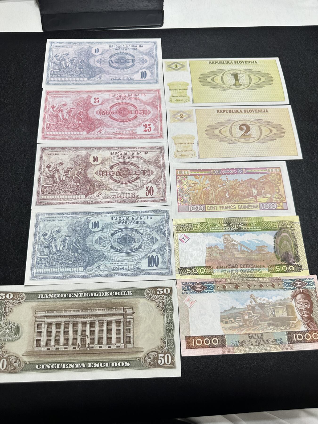 《外钞收藏家》第三百九十期 10张精美纸币一起 两张轻微潮 有两张角有瑕疵 如图