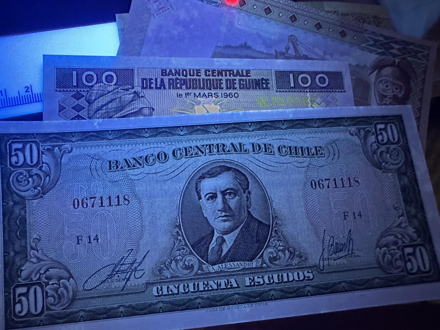 《外钞收藏家》第三百九十期 10张精美纸币一起 两张轻微潮 有两张角有瑕疵 如图