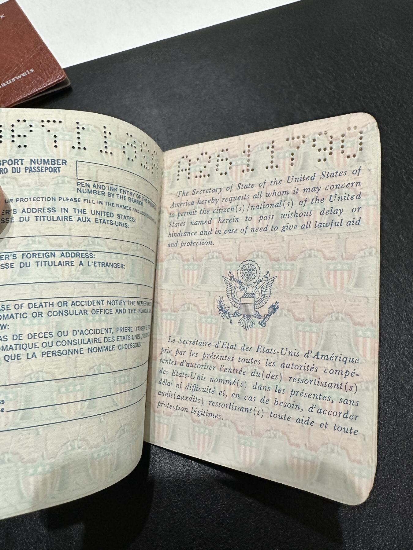 《外钞收藏家》第三百九十期 美国 因私护照(普通护照) 品相如图（只做个人收藏用途）