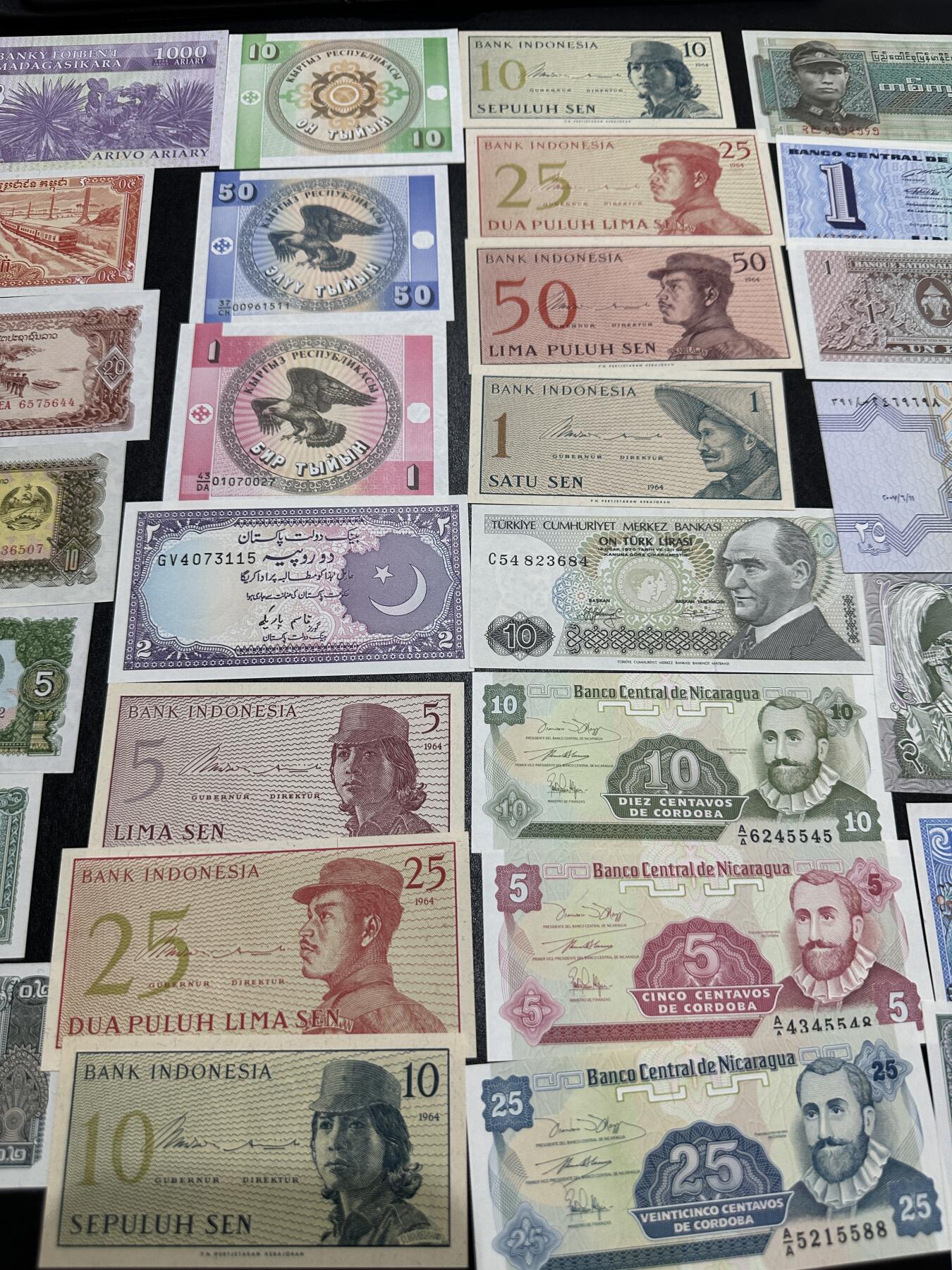 《外钞收藏家》第三百九十期 多个国家精美纸币39张一起 基本都是全新 个别有瑕疵 勿挑