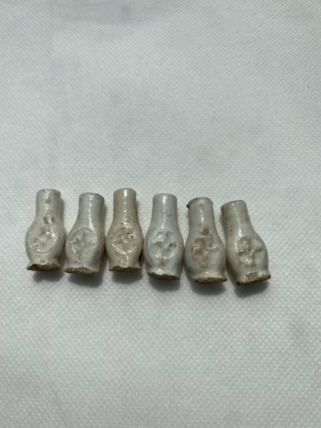 老白瓷药瓶6个，尺寸3厘米，品相如图，168包快递