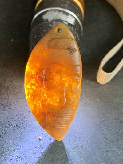 精美亚光黄金草花纹战国红玛瑙手工俏色巧雕如来佛祖树叶形吊坠一个 精美亚光黄金草花纹战国红玛瑙手工俏色巧雕如来佛祖树叶形吊坠一个