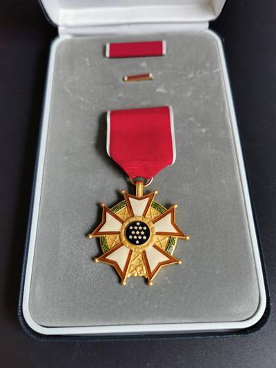 老王徽章第四十八期 - 美国骑士级功绩军团勋章   原盒带略和珐琅略、证书   授予韩战时期美国陆军中校约翰·S·道尔顿