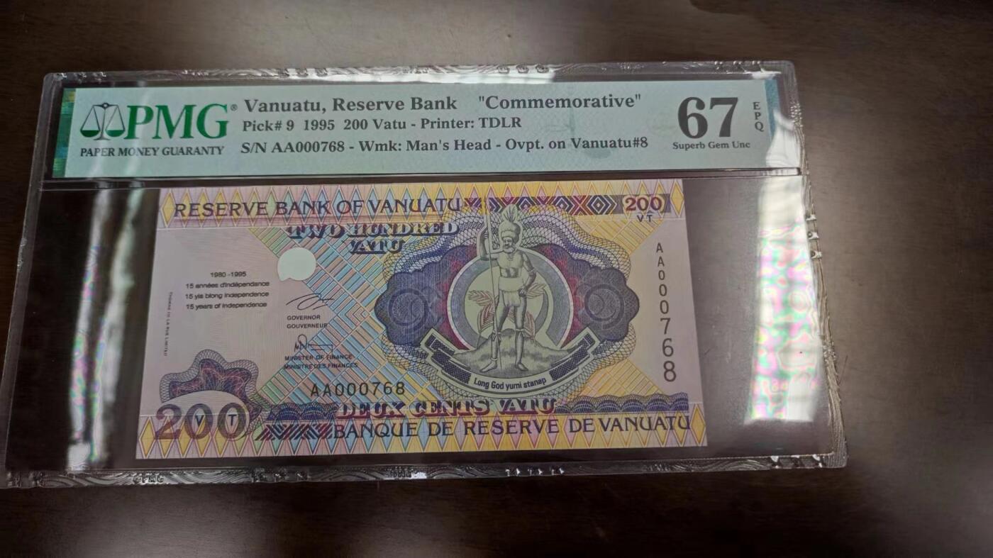 【世界钱币】精选微拍第118期暨2024年第29期  最新七月会展卖剩品种 1995年瓦努阿图200元 纪念钞发行量非常稀少(据说2000张) PMG67E全程无4