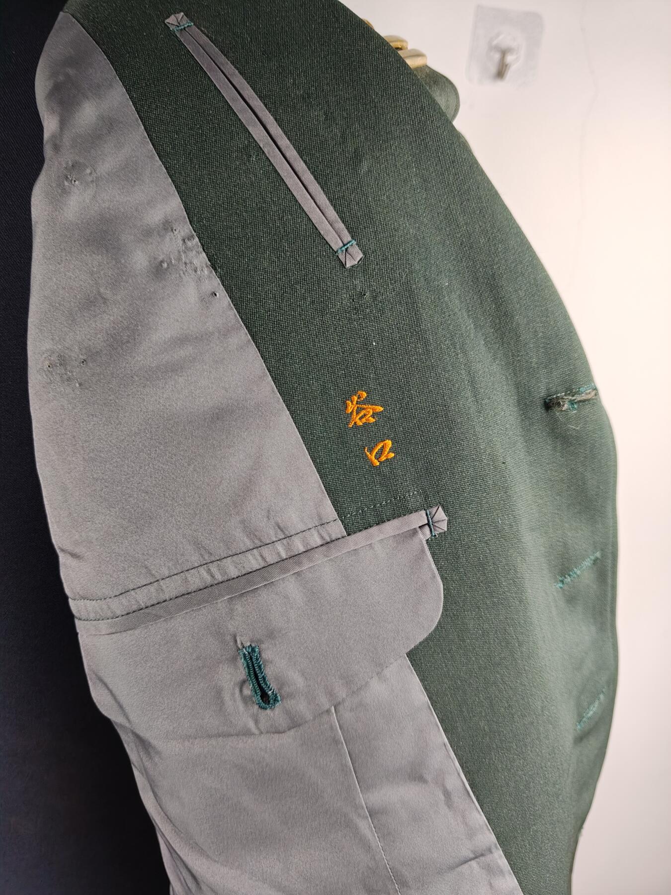 全场0元起拍 第173期 咸鱼国勋章拍卖专场 7月14日（周日）下午6：00开始 日本陆自91式 洋服店定制常服通礼 肩章可拆卸换礼服肩章 二佐阶级 胸围110 肩宽44 衣长75 袖长55