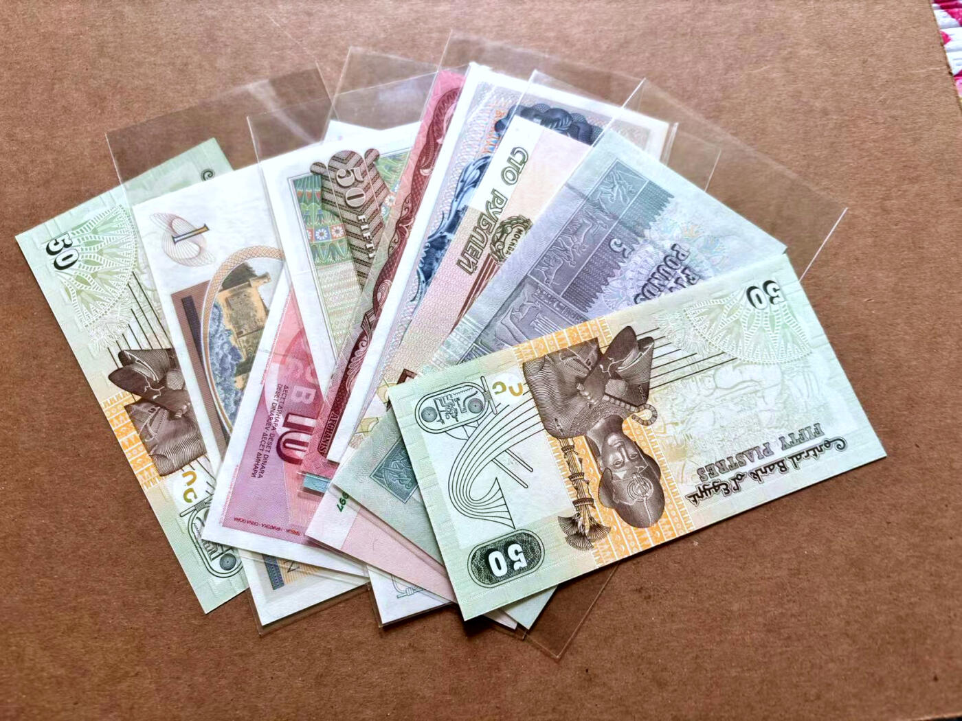 【Blue Auction】✨世界纸币精拍第503期【精】 【一组11张 含豹子号】多国纸币一组&罗马尼亚2000雷塑料钞 带册 全新UNC （个别有瑕疵）