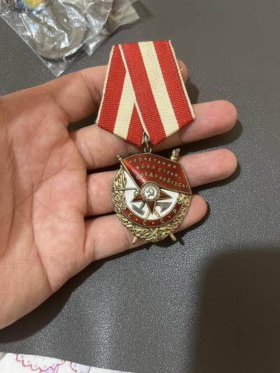古冰库章牌勋赏收藏第37场拍卖 - 苏联红旗勋章341175 品相很好 上边缘左边轻微痕迹几乎不可见 镀金基本完整 版本也非常好 原环  有登记卡，得主是航空团汽车连指挥