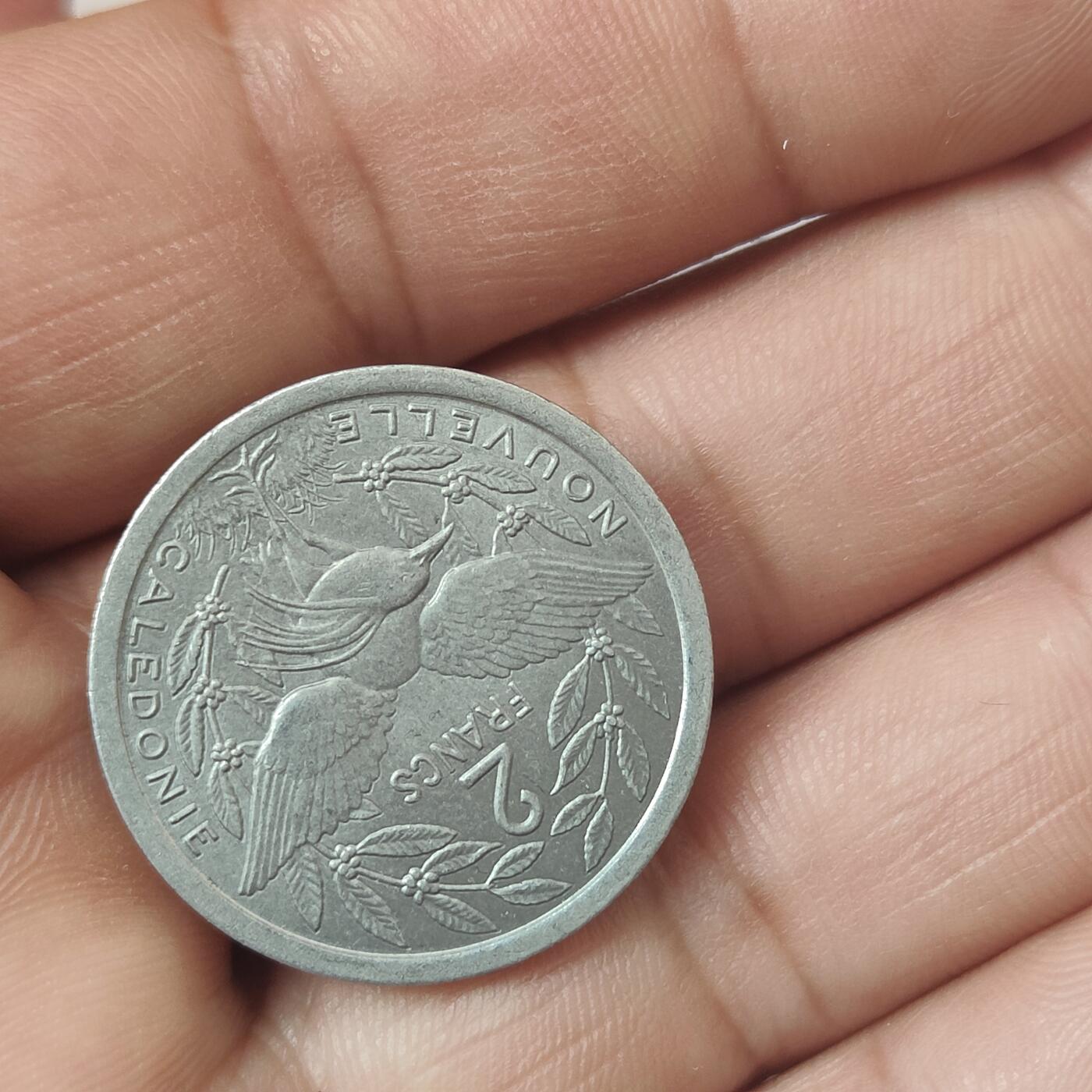 英雄古币捡漏专场第一期无押金可累计捡漏，全场50包邮，偏远地区除外。 1977年法首卡莱多尼亚。