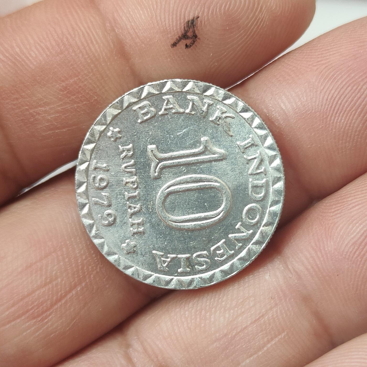 英雄古币捡漏专场第一期无押金可累计捡漏，全场50包邮，偏远地区除外。 1979年印度尼西亚。