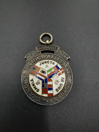 老王徽章第四十八期 - 民国时期·上海工部局第26届年度大会纪念章   珐琅彩   英国版本，带年份表B