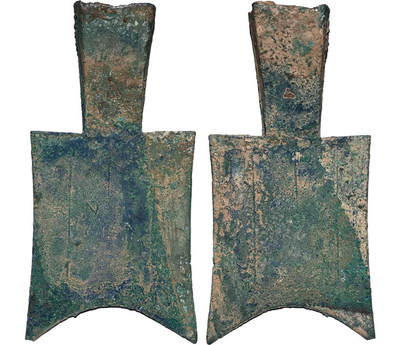 冠军2024年7月上海拍卖 先秦平肩空首布，月，101.0*49.1*1.0mm，28.1g，GBCA美82