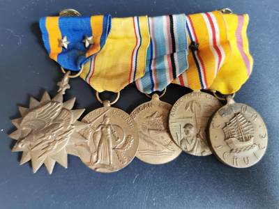 老王徽章第四十八期 - 美国海军航空兵二战5联排    包含空中奖章（2颗铜星嘉奖）、美国海军中国服役奖章、亚太战区对日作战奖章等  早期手缝版