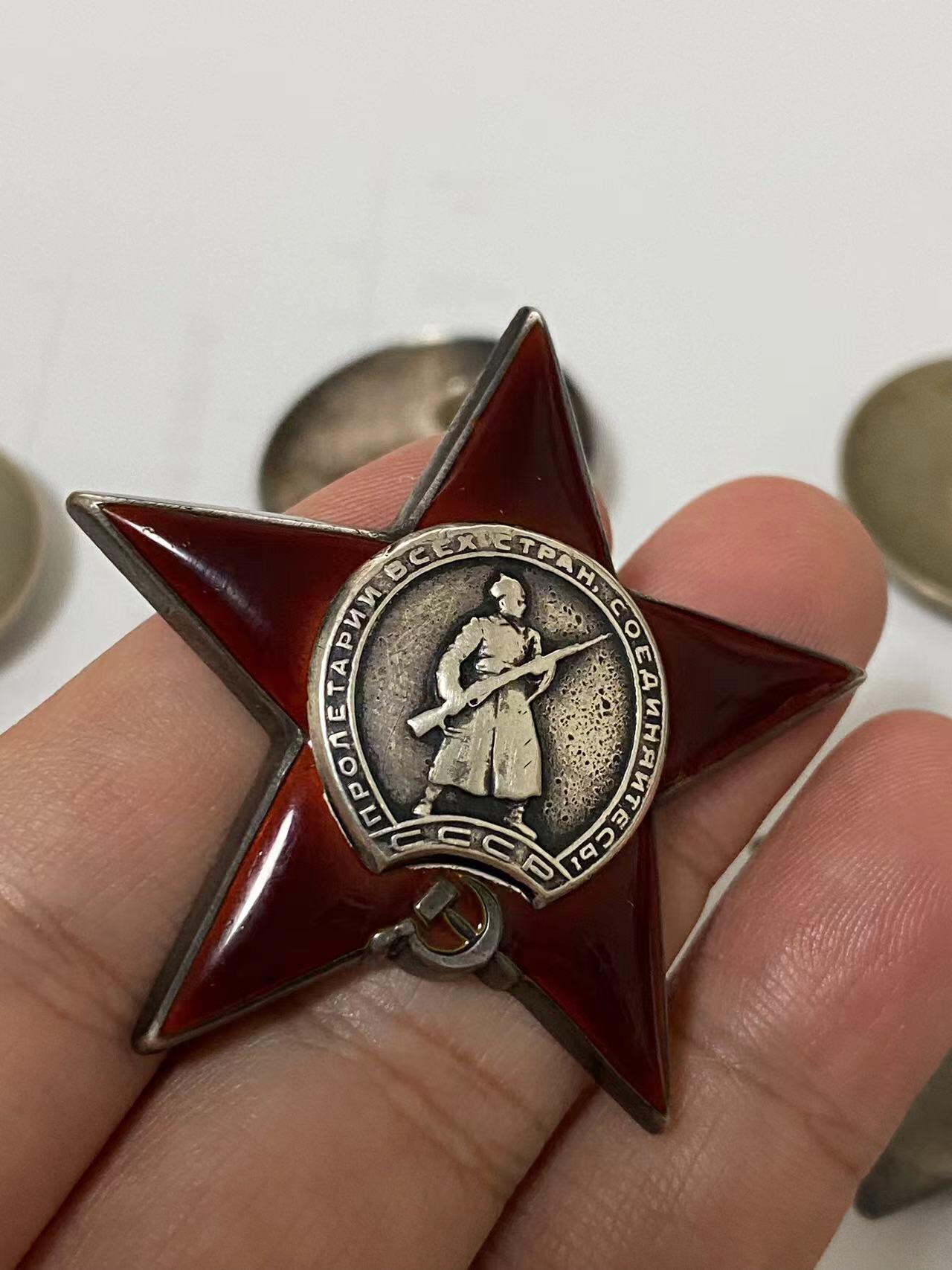 2024上半年总结苏联勋章 奖章 徽章 小福利拍 全部1元起 到多少算多少7月20日晚上九点结束 感谢支持下半年继续 苏联三红星勋章同一人的狂暴政委带两份登记卡 所有奖励卡已经翻译 万号红星89757 好品无磕碰 原配银盖 拯救3辆坦克获得 红星3347837 好品为服役获得  红星3601195 单独一个登记卡 是比较稀有的纪念海军50周年时候由克林姆林宫颁发 均令为22 февраля 1968 г. Указ ПВС СССР БИП。另外还翻译了他的二级为国和红旗俘，积弊都过百，击毁坦克。
