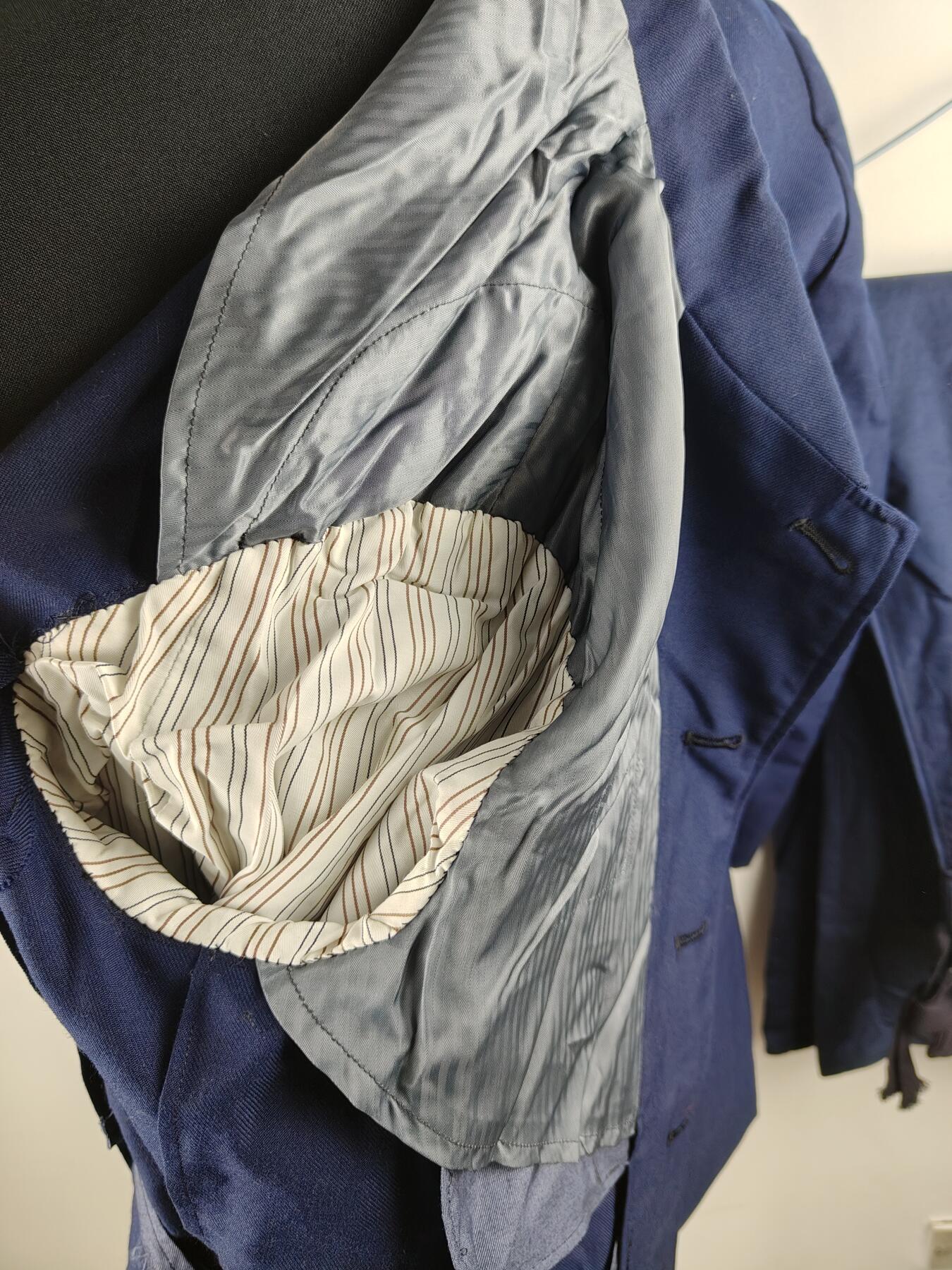 全场0元起拍 第174期 咸鱼国勋章拍卖专场 7月17日（周三）下午6：00开始 日本国铁闭领常服 无裤子  领围42 肩宽44 胸围100 衣长68 袖长55