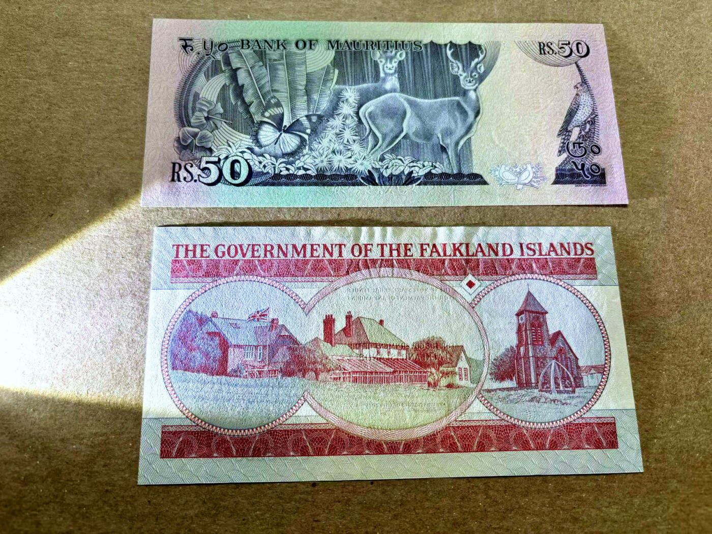 【Blue Auction】✨世界纸币精拍第504期【精】 【一组2张 包含狮子号】福克兰群岛 2005年5镑 （轻微褶皱）女王&毛里求斯 50卢比 全新UNC