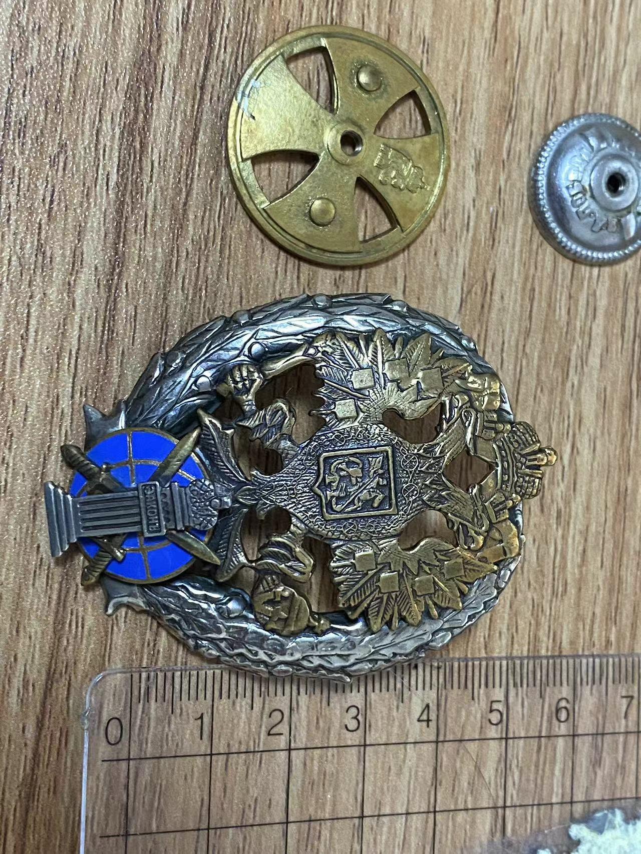 2024上半年总结苏联勋章 奖章 徽章 小福利拍 全部1元起 到多少算多少7月20日晚上九点结束 感谢支持下半年继续 俄罗斯徽章尺寸很大 很漂亮 非常漂亮的镀层 底部蓝色珐琅 盖子上也有标记有兴趣的可以查一下是哪里的徽章 尺寸大概是6*5厘米 编号0866应该颁发的不多