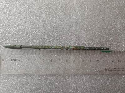 勋章与钱币捡漏场 - 青铜箭带杆，杆上残留了木制箭杆的痕迹，长度极为少见