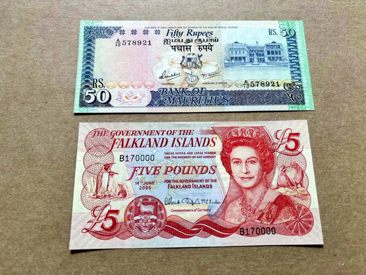 【Blue Auction】✨世界纸币精拍第504期【精】 【一组2张 包含狮子号】福克兰群岛 2005年5镑 （轻微褶皱）女王&毛里求斯 50卢比 全新UNC