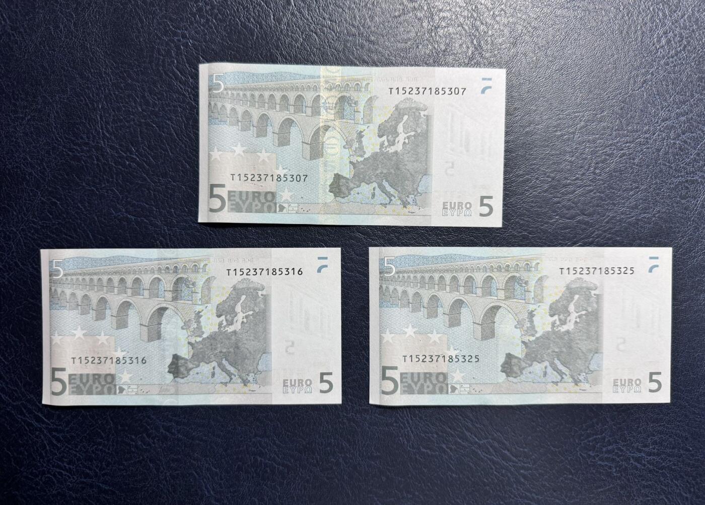 收藏联盟Quantum Auction 第361期拍卖  欧盟国家爱尔兰2002年第二签名5元三张 品相全新UNC 号码无4  较稀少