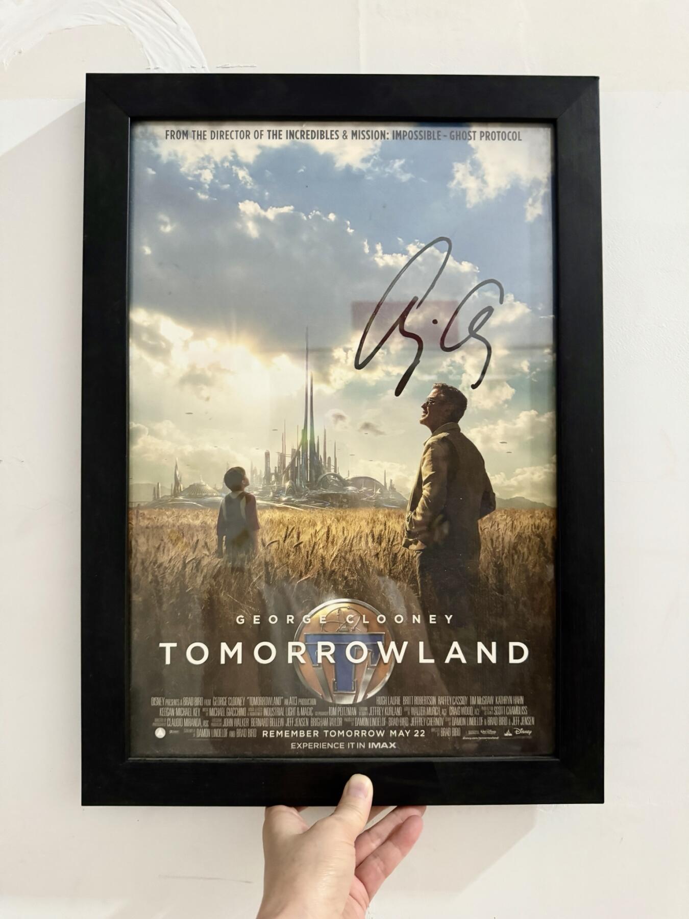 零元拍：《明日世界》男主角乔治·克鲁尼亲笔签名IMAX 原版海报，签于2015年5月22日在上海外滩举行的电影中国首映礼。已做精美裱框，外框尺寸：332/465mm.