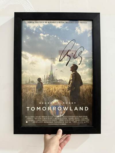 零元拍：《明日世界》男主角乔治·克鲁尼亲笔签名IMAX 原版海报，签于2015年5月22日在上海外滩举行的电影中国首映礼。已做精美裱框，外框尺寸：332/465mm. - 零元拍：《明日世界》男主角乔治·克鲁尼亲笔签名IMAX 原版海报，签于2015年5月22日在上海外滩举行的电影中国首映礼。已做精美裱框，外框尺寸：332/465mm.
