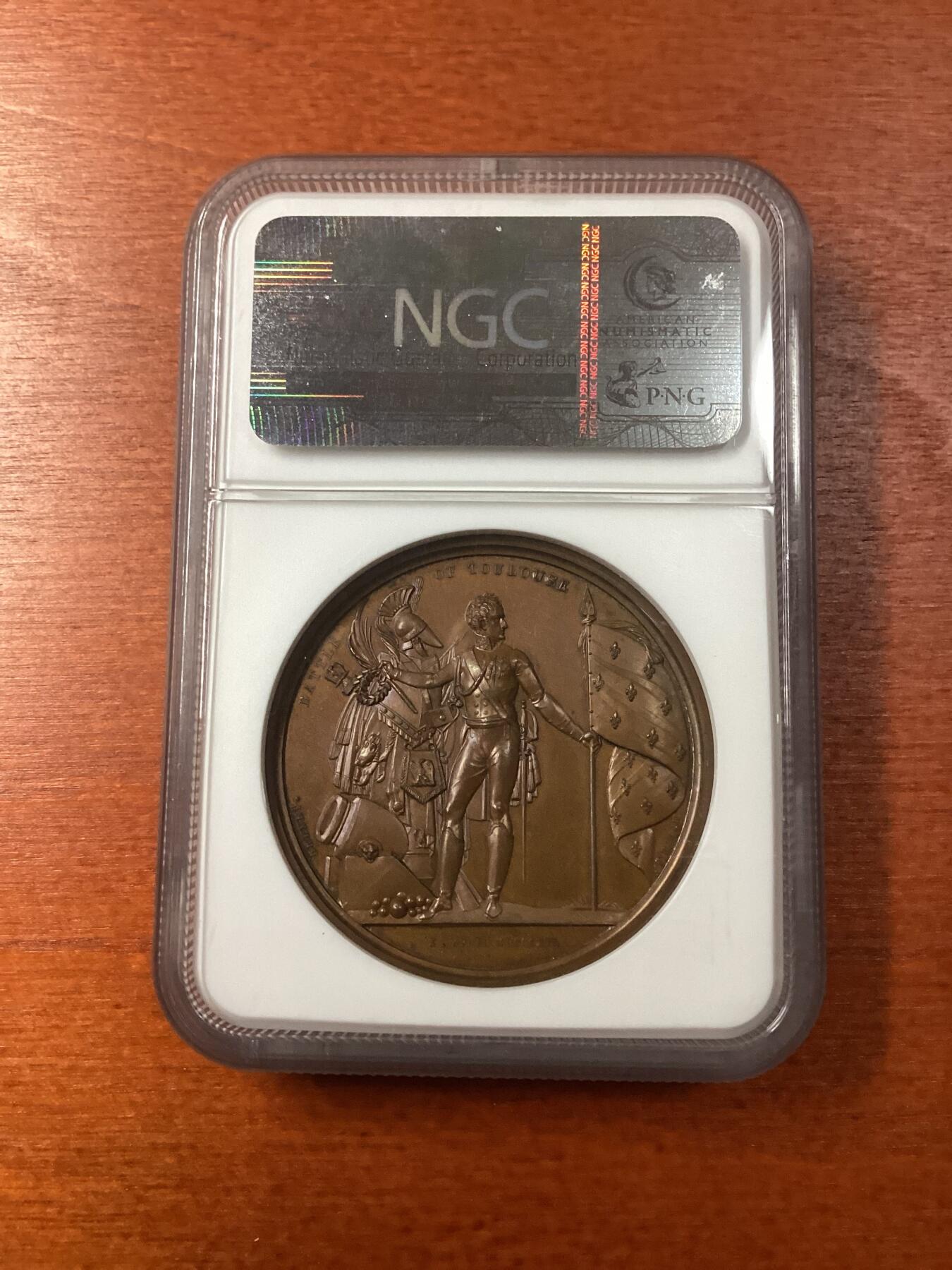 长老汇龙年精选第八场拍卖 1814-DATED 英国图卢兹战役纪念铜章，NGC MS66BN，N和P盒双料第一名，发行量260枚，穆迪国家勋章系列，超高浮雕，正面不列颠女神，头盔饰有狮子；背面威灵顿公爵，2020年SB65分成交价1560元，2022麦希奇成交价3600元
