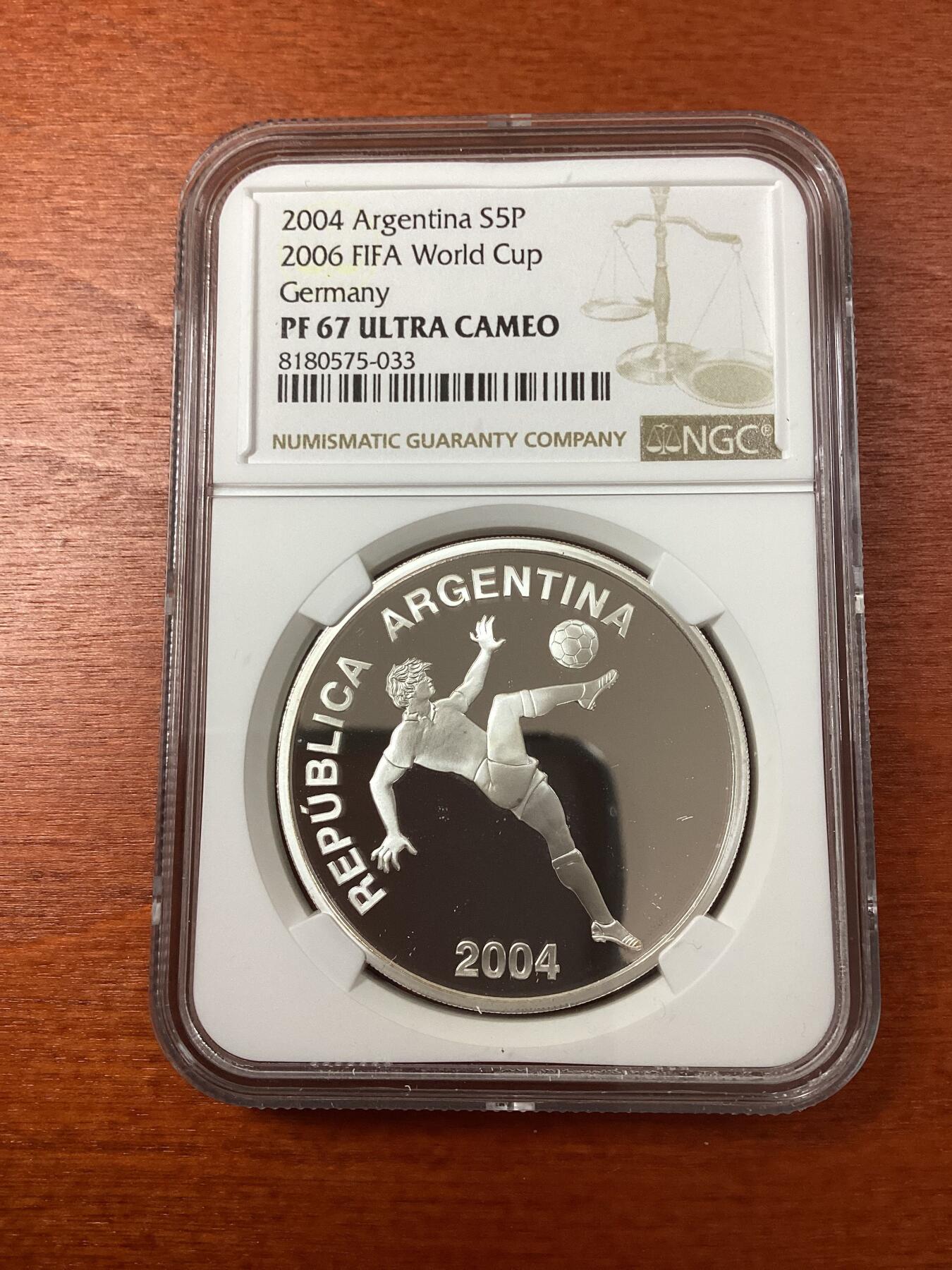 长老汇龙年精选第八场拍卖 2004 阿根廷 2006德国世界杯5比索精制银币，NGC PF67UC，唯一季军，更高5枚，少见品种