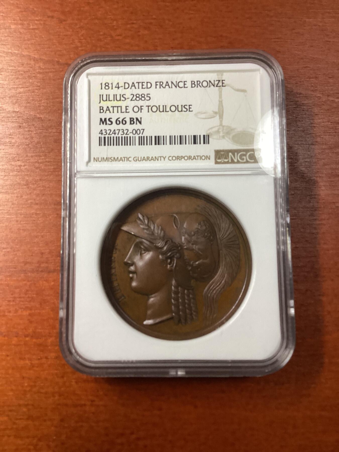 长老汇龙年精选第八场拍卖 1814-DATED 英国图卢兹战役纪念铜章，NGC MS66BN，N和P盒双料第一名，发行量260枚，穆迪国家勋章系列，超高浮雕，正面不列颠女神，头盔饰有狮子；背面威灵顿公爵，2020年SB65分成交价1560元，2022麦希奇成交价3600元