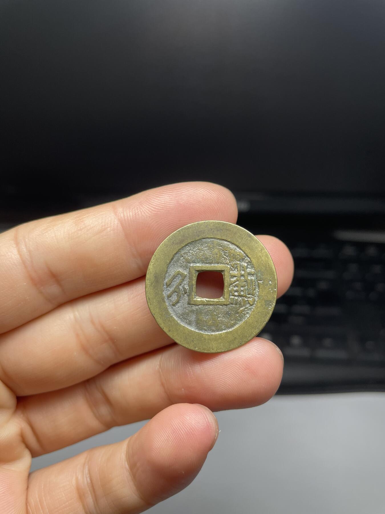 每日一拍，2024年集古藏今外币拍卖第十一期-第1场—（总第101拍），新一期拍卖开始了，本期古钱币全场包真，拍卖名称未备注的均无补裂翘等缺陷 康熙宝蓟，27.7*1.0
