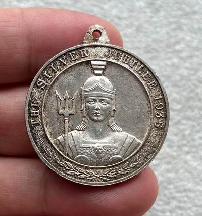 英国纪念章、苏联铜章，各国老铜银币，英国TOKEN代用铜币，缅甸孔雀银币，阿富汗卢比打制银币，尼泊尔印度、不丹早期打制铜银币等，彼得堡世界钱币勋章拍卖第103期 - 英国1935年乔治五世登基25周年纪念银质奖章，原盒装。32mm、14.4克，少见品种、利物浦老牌金银器公司出品