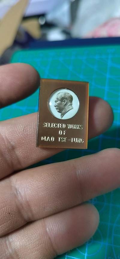 红色藏品—极美品像章拍场 - 🔥🔥英文版🔥🔥毛泽东选集像章一枚，书型章品相如图