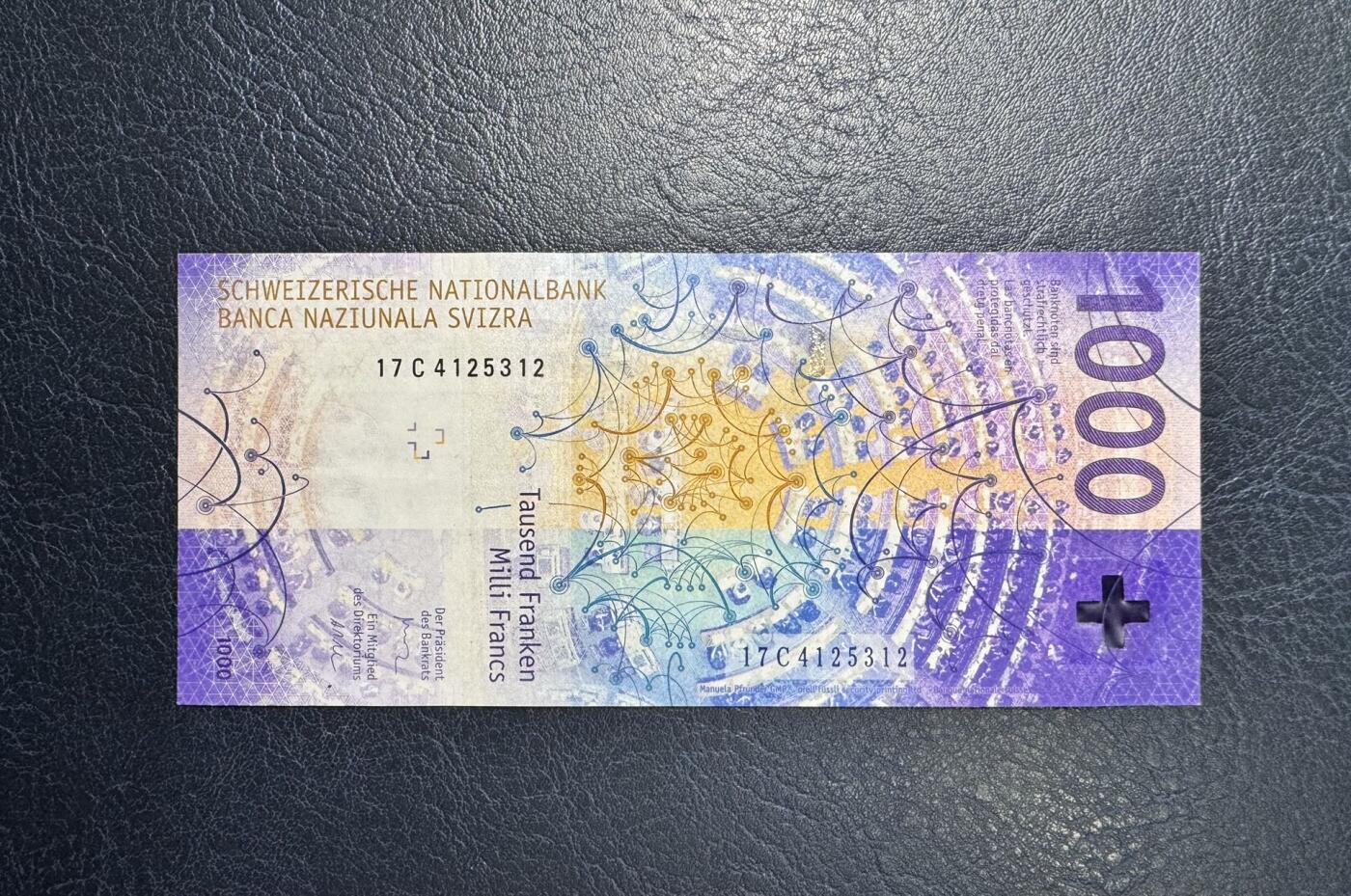 收藏联盟Quantum Auction 第361期拍卖  瑞士联邦2017年1000法郎 品相UNC 首发年份 激光膜处有一不明显的点钞痕