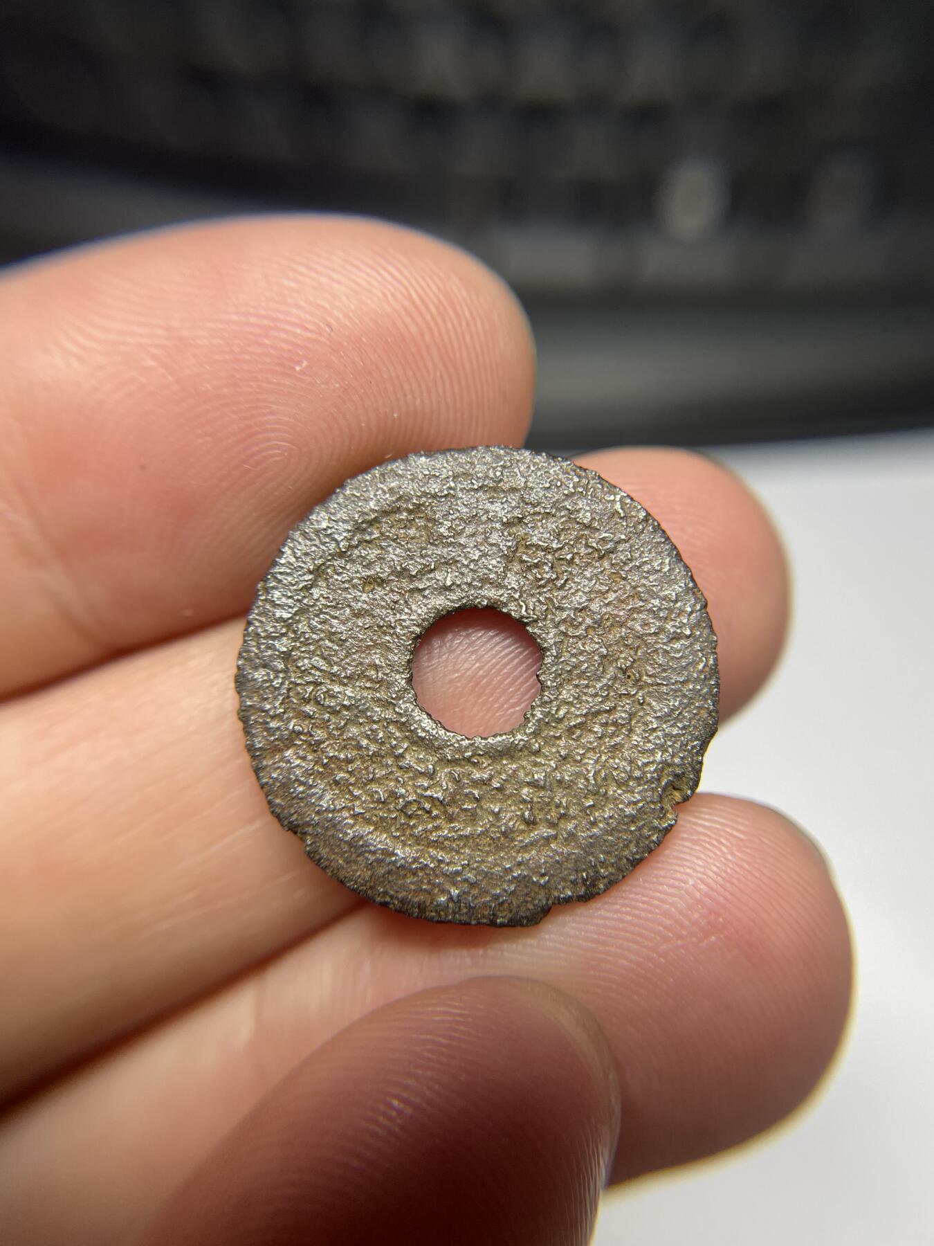 每日一拍，2024年集古藏今外币拍卖第十一期-第1场—（总第101拍），新一期拍卖开始了，本期古钱币全场包真，拍卖名称未备注的均无补裂翘等缺陷 箱馆通宝铁钱，背上安？，尺寸22.3*1.8