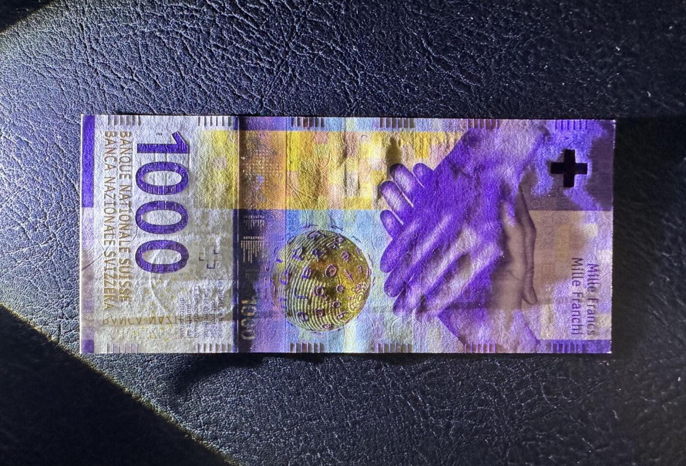 收藏联盟Quantum Auction 第361期拍卖  瑞士联邦2017年1000法郎 品相UNC 首发年份 激光膜处有一不明显的点钞痕
