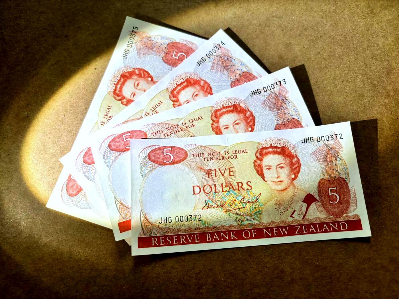 【Blue Auction】✨世界纸币精拍第506期【精】 【一组4张百位小号】新西兰 花冠女王 5元 UNC（个别轻微印子）