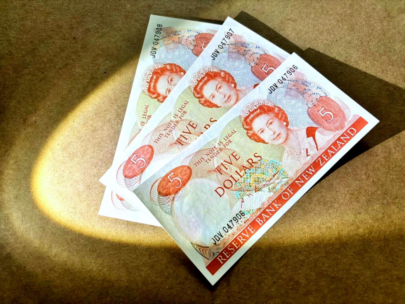 【Blue Auction】✨世界纸币精拍第506期【精】 【一组3张】新西兰 花冠女王 5元 UNC-