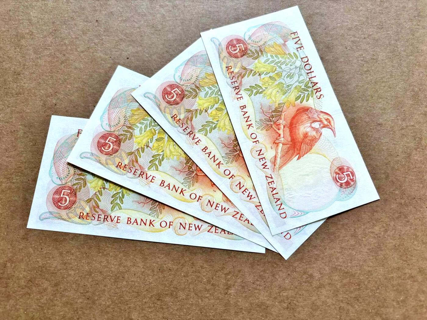 【Blue Auction】✨世界纸币精拍第506期【精】 【一组4张百位小号】新西兰 花冠女王 5元 UNC（个别轻微印子）