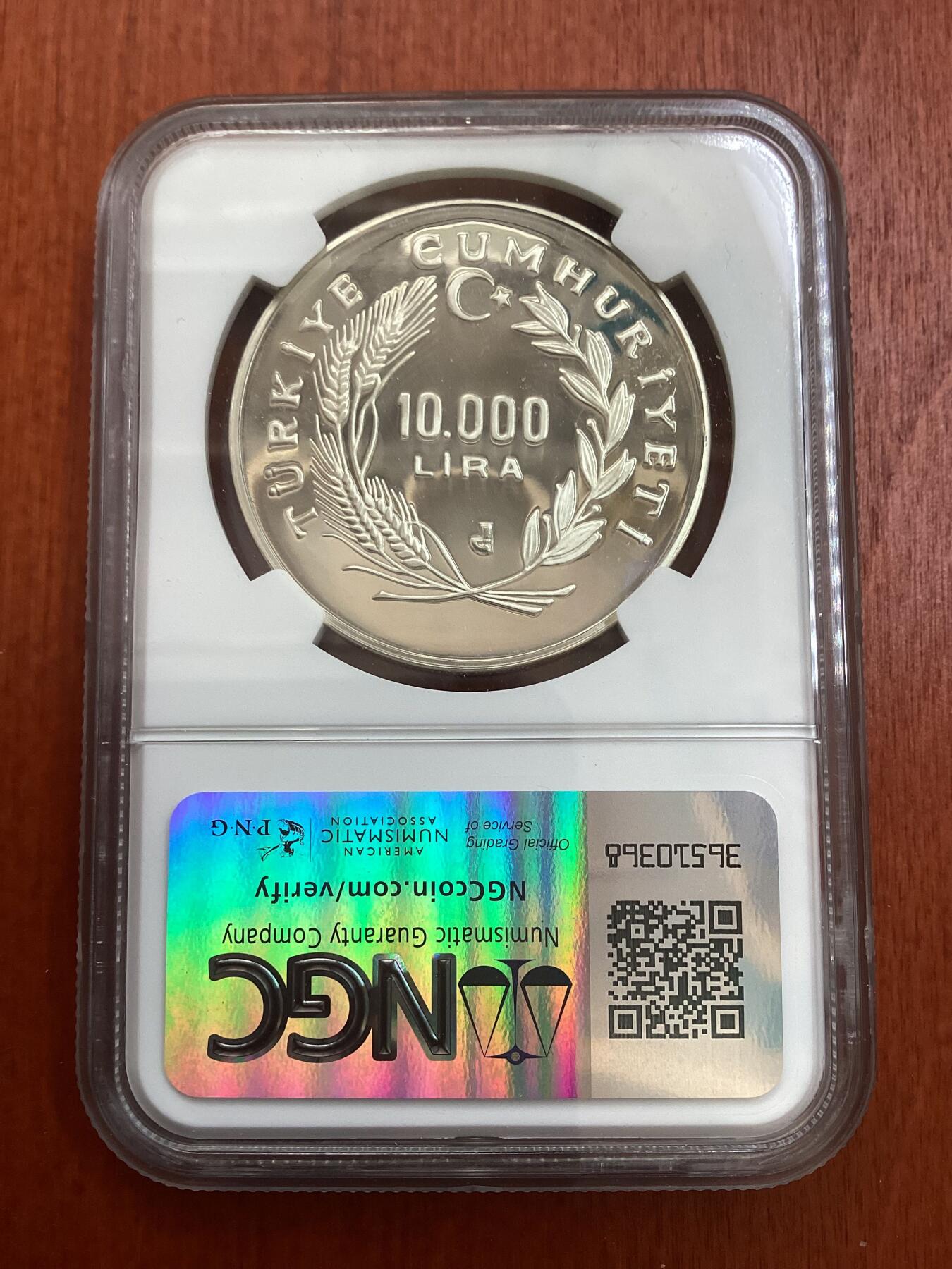 长老汇龙年精选第九场拍卖 1988 土耳其卡尔加里冬奥会吉祥物熊10000里拉精制银币，NGC PF68UC，唯一冠军分