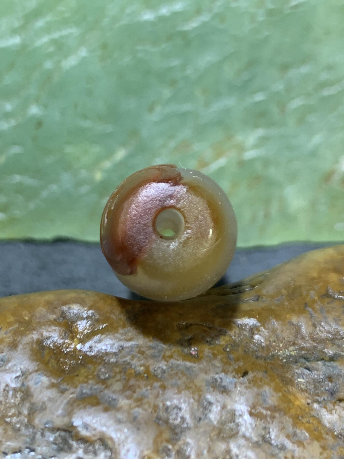 精美亚光高玉化巴西玛瑙手工俏色巧雕财字钱币桶珠一个！