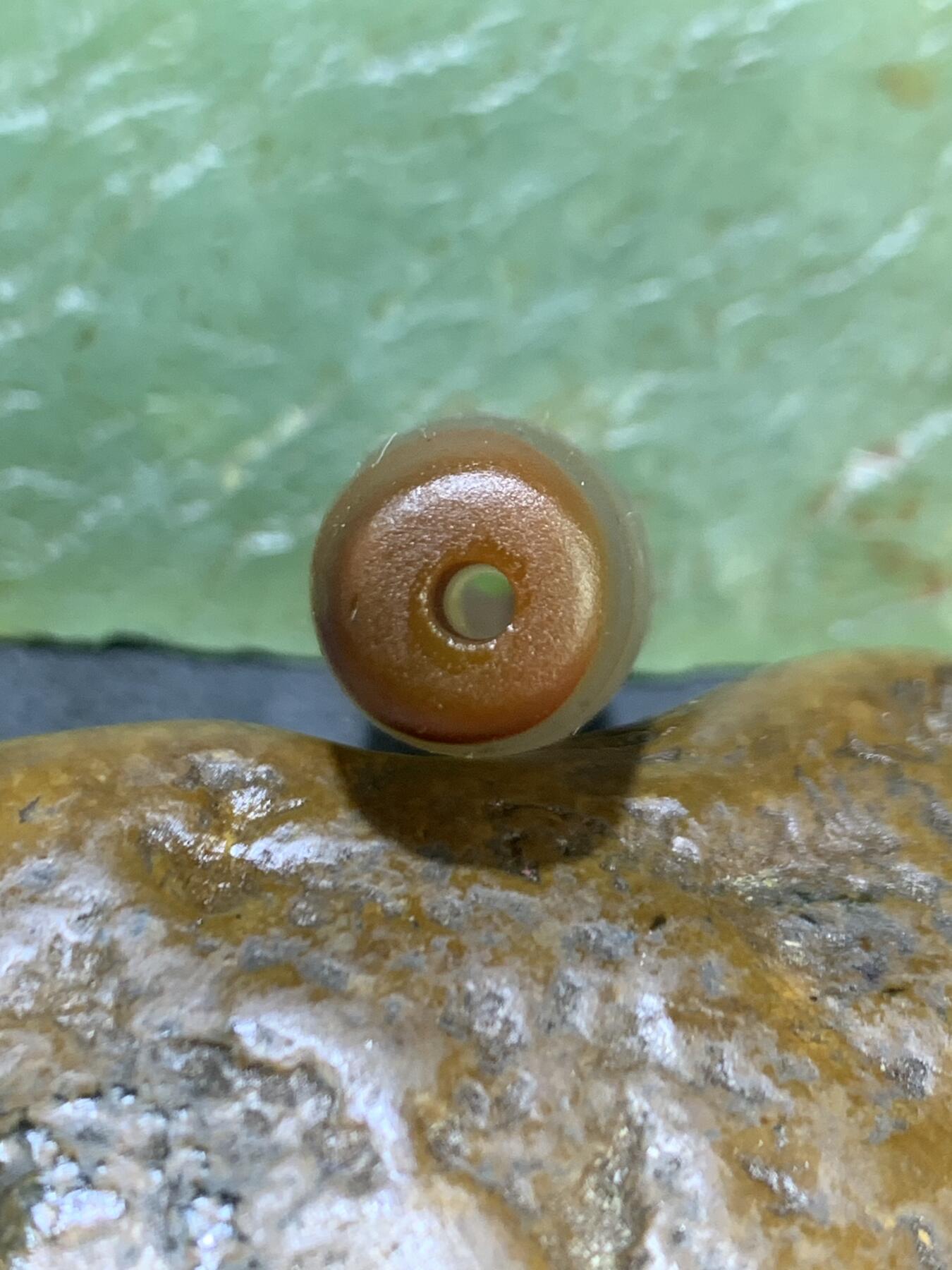 精美亚光高玉化巴西玛瑙手工俏色巧雕财字钱币桶珠一个！