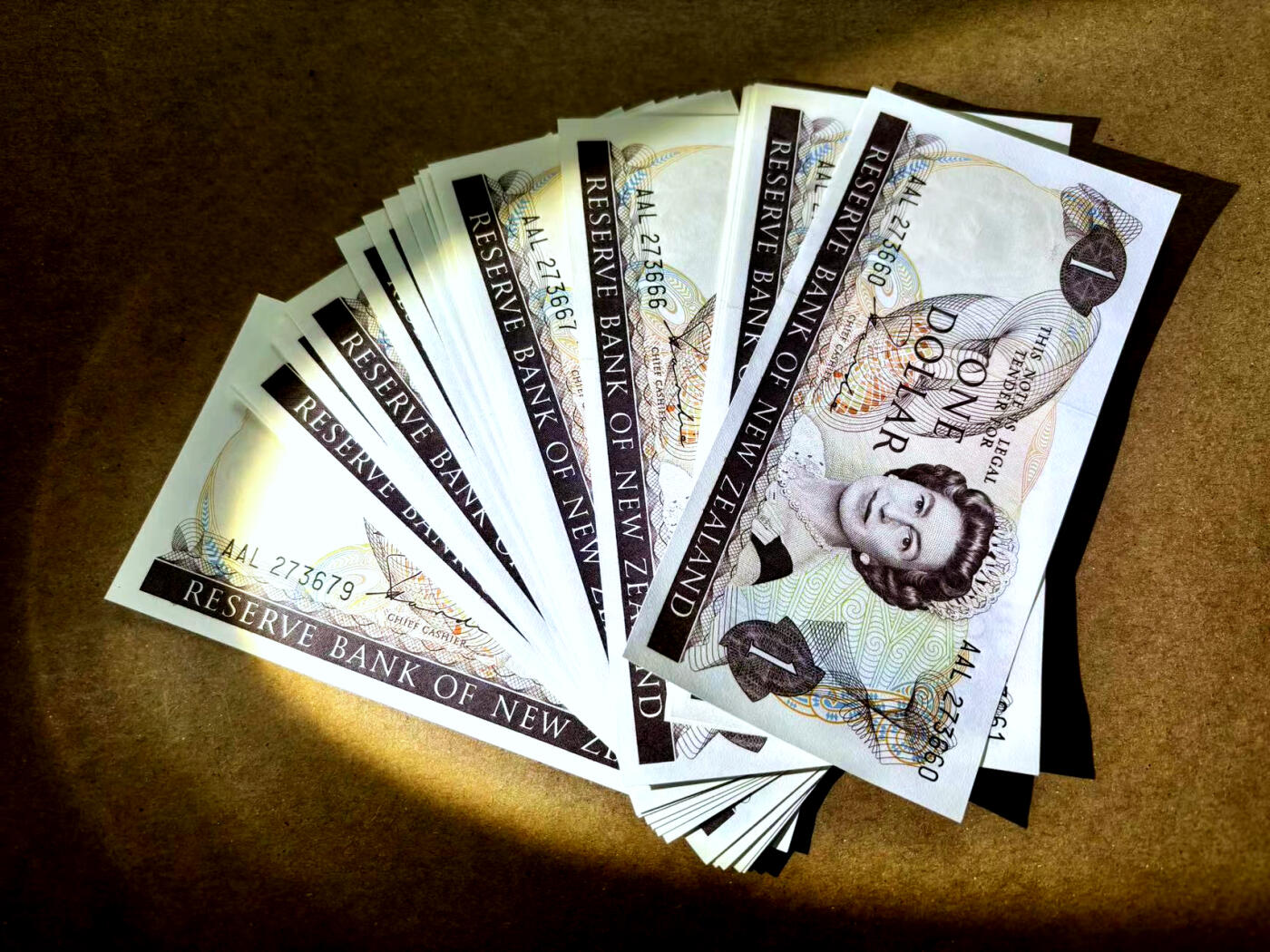 【Blue Auction】✨世界纸币精拍第506期【精】 【一组20连】新西兰 花冠女王 1元 UNC