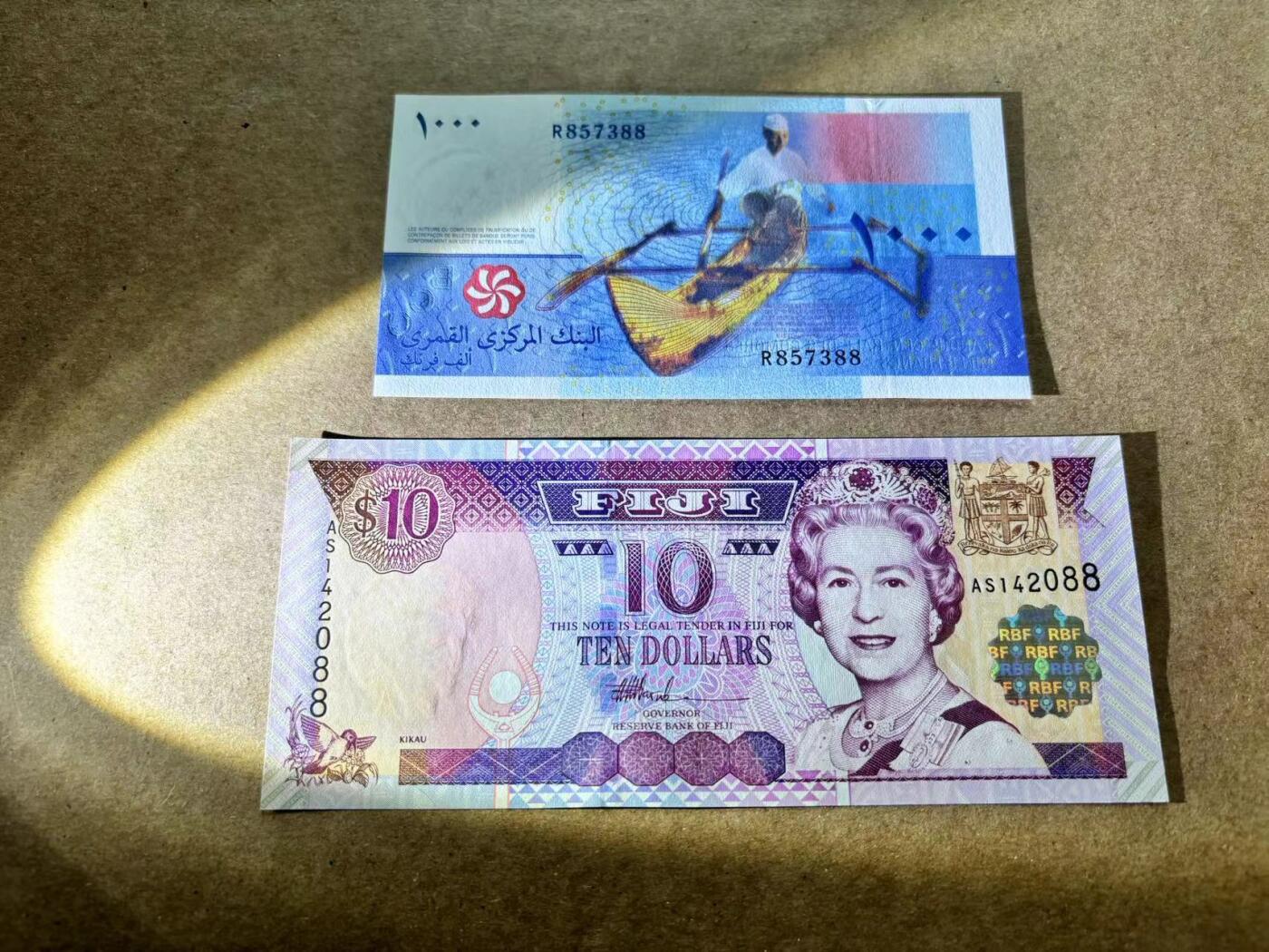【Blue Auction】✨世界纸币精拍第506期【精】  【一组2张88尾 含获奖钞】斐济 10元 女王&科摩罗 2005年1000法郎 全新UNC