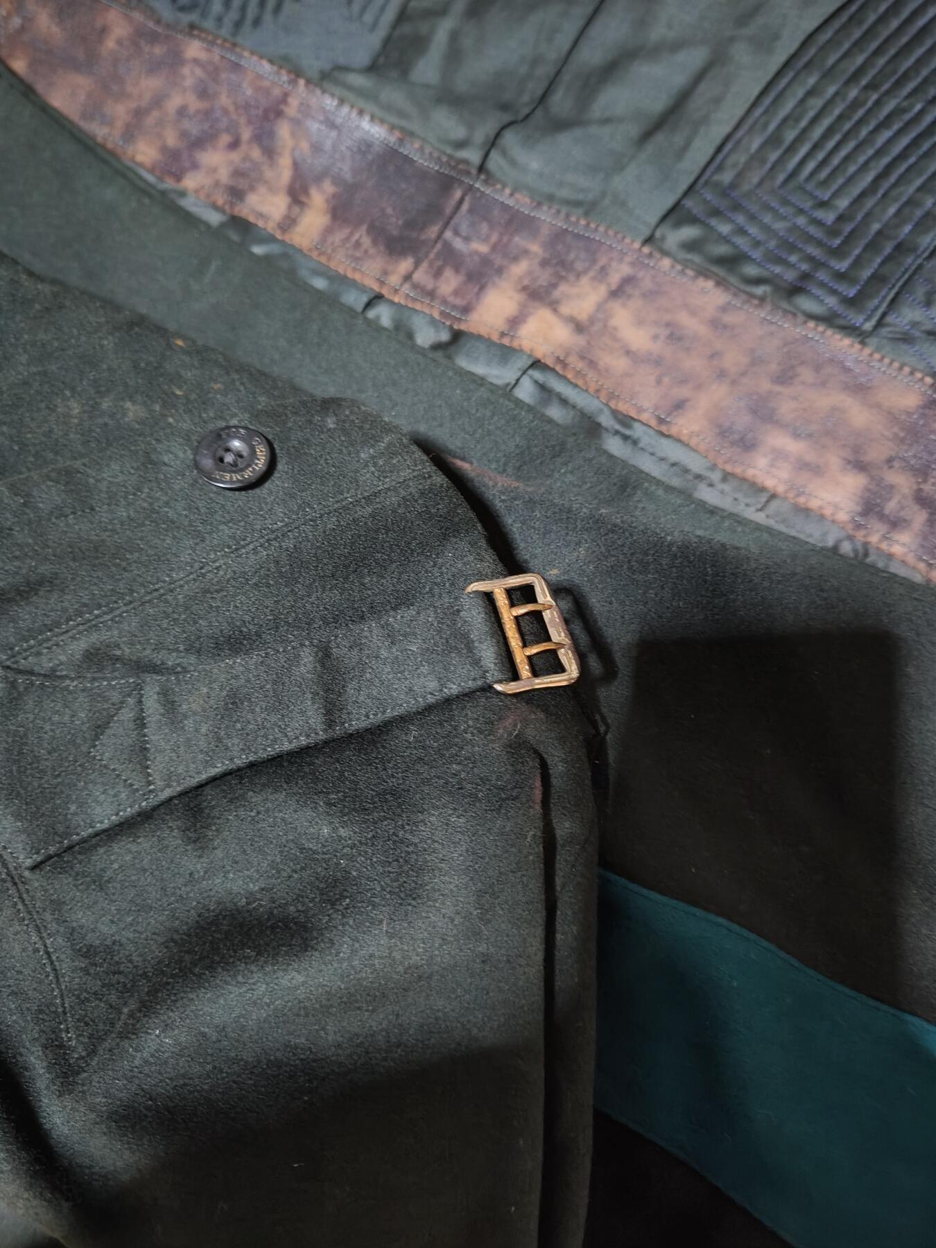 全场0元起拍 第175期 咸鱼国勋章拍卖专场 7月21日（周日）下午6：00开始 美品稀少明治早期军医陆军卫生部少佐相当官金银线交错大礼服衣裤正帽前立一套 领围39 胸围88 肩宽88 袖长56 衣长75 腰围82 裤长102 头围55