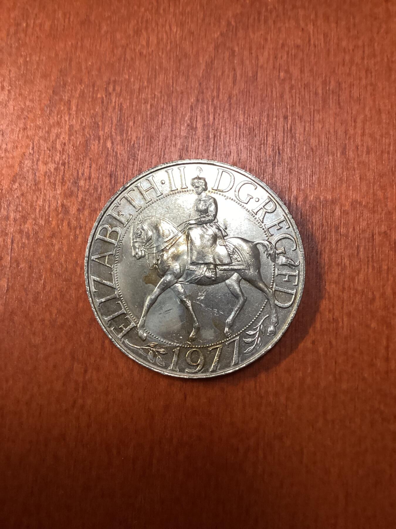 长老汇龙年精选第十场拍卖 1977英国女王在位25周年25便士铜镍币，有同款银币，不好分辨