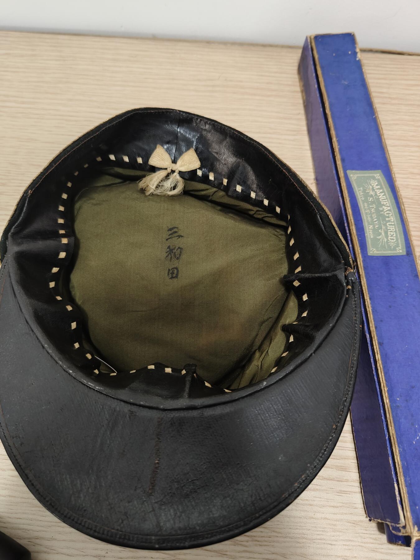 全场0元起拍 第175期 咸鱼国勋章拍卖专场 7月21日（周日）下午6：00开始 美品稀少明治早期军医陆军卫生部少佐相当官金银线交错大礼服衣裤正帽前立一套 领围39 胸围88 肩宽88 袖长56 衣长75 腰围82 裤长102 头围55