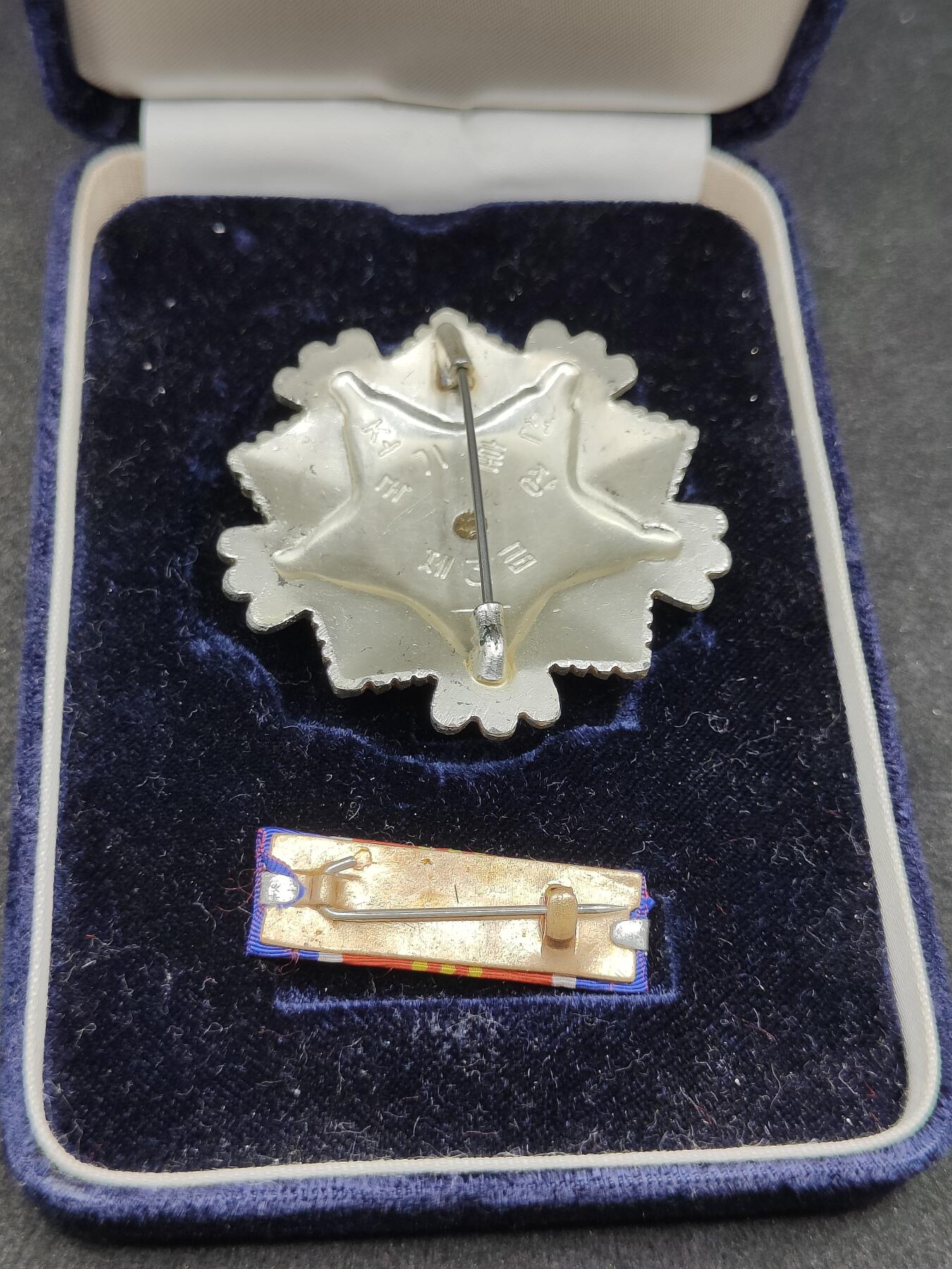 全场0元起拍 第175期 咸鱼国勋章拍卖专场 7月21日（周日）下午6：00开始 朝总联版烫金国徽盒三级国旗勋章带盒略