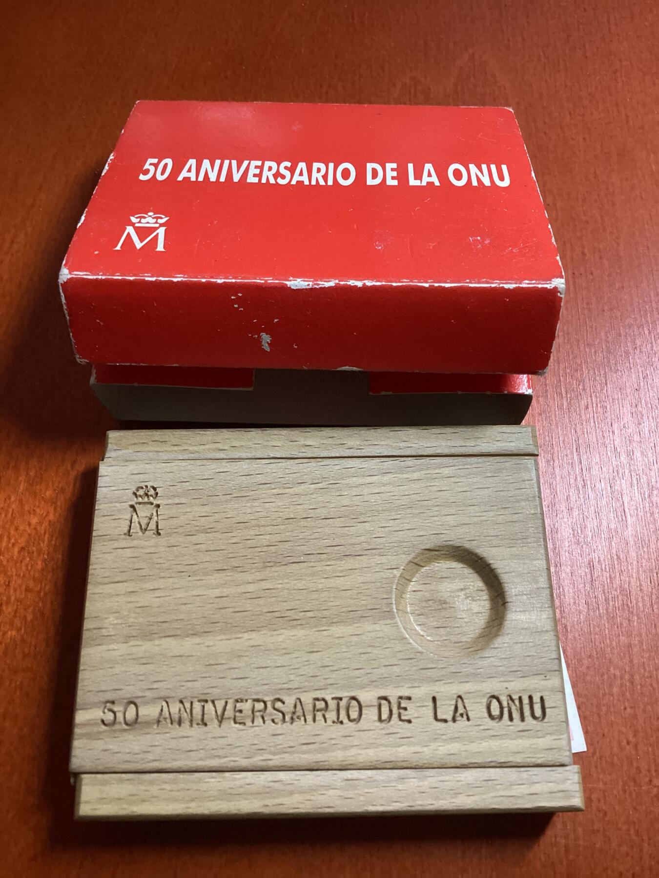 长老汇龙年精选第十场拍卖 1995西班牙联合国成立五十周年2000比塞塔精制银币，硬木盒，盒证全